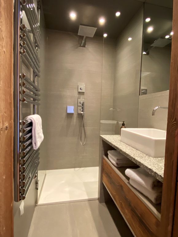 Salle d'eau de la chambre dortoir